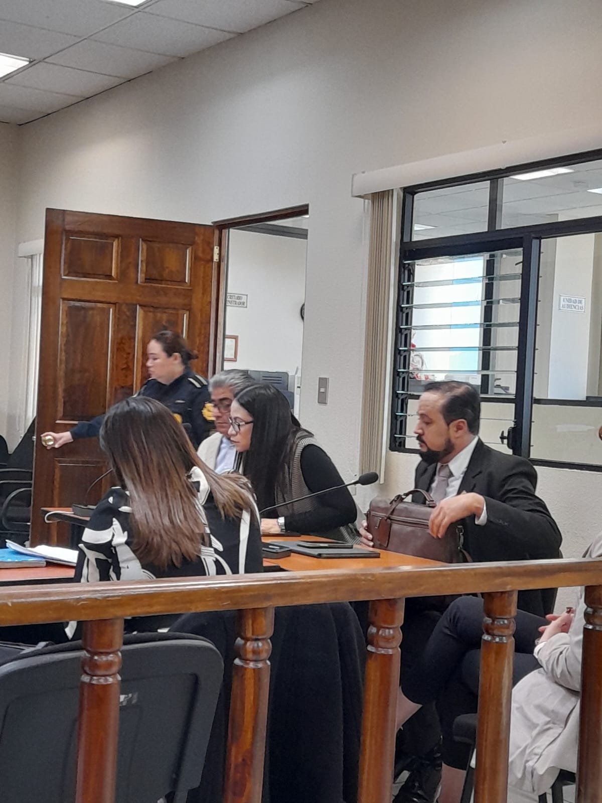  La fiscal de asuntos internos del MP junto a los querellantes Lesther Castellanos y el representante de la Fundación Contra el Terrorismo. Foto: Mirna Alvarado  